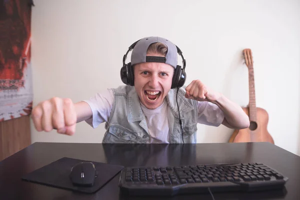 Retrato Jovem Jogador Alegre Jogando Videogames Casa Computador Gamer Fones — Fotografia de Stock