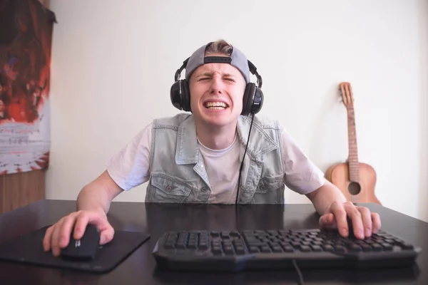 Triest Gamer Zit Thuis Achter Computer Kreten Van Nederlaag Video — Stockfoto