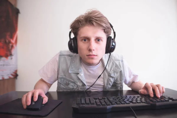 Tizenéves Gamer Portré Egy Fejhallgató Hogy Játszik Egy Videojáték Hazai — Stock Fotó