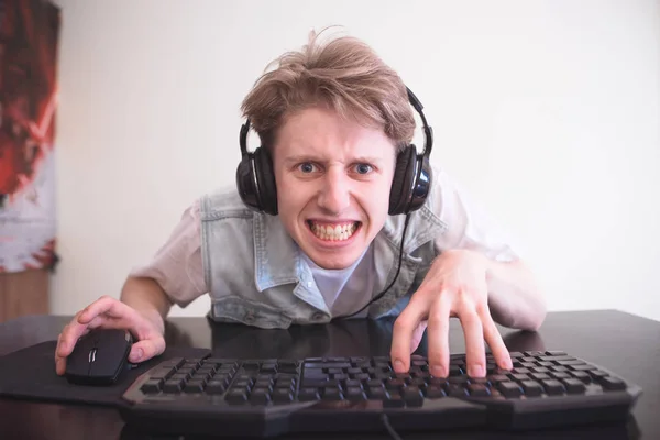 Boze Tiener Gamer Met Koptelefoon Spelen Van Videospellen Thuis Computer — Stockfoto