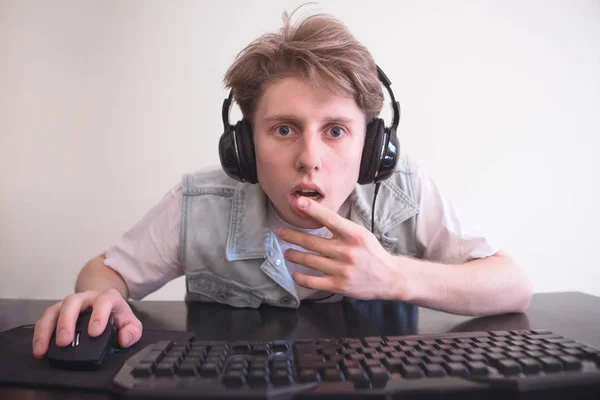 Porträt Eines Lustigen Spielers Mit Verblüfftem Gesicht Beim Spielen Computer — Stockfoto