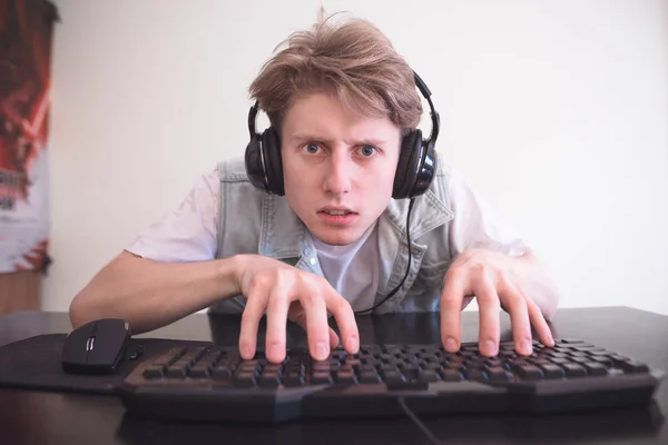 Konzentrierter Teenager Mit Kopfhörern Sitzt Hause Computerraum Und Spielt Videospiele — Stockfoto