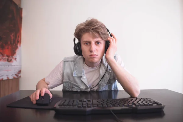 Λυπημένος Εφηβική Gamer Κάθεται Στο Σπίτι Πίσω Από Έναν Υπολογιστή — Φωτογραφία Αρχείου