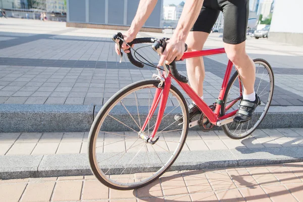 Homem Desce Cortina Uma Bicicleta Vermelha Cidade Ciclista Pedalando Pela — Fotografia de Stock