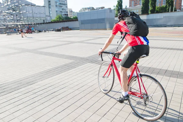 Costas Ciclista Com Uma Mochila Enquanto Andava Cidade Uma Bicicleta — Fotografia de Stock