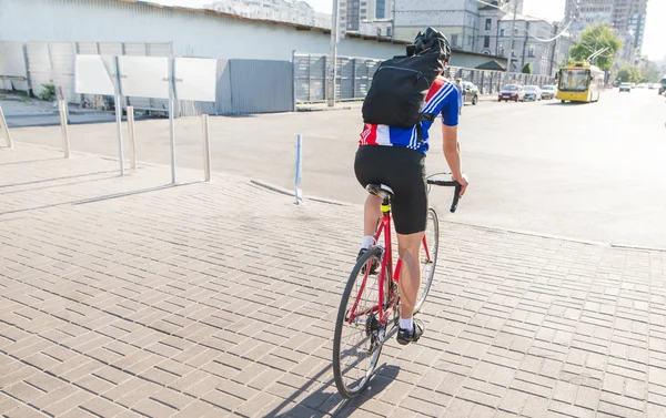 Radfahrer Sportkleidung Helm Und Rucksack Auf Dem Rücken Geht Vom — Stockfoto