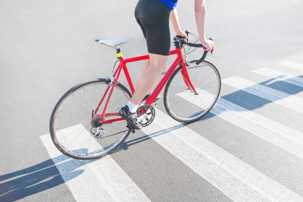 Radfahrer Fährt Auf Einem Roten Stadtrad Auf Einem Zebra Fahrradfahren — Stockfoto