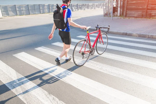 Cyclist Sportswear Helmet Walks City Bicycle Cyclist Man Crosses Road — Stock Photo, Image