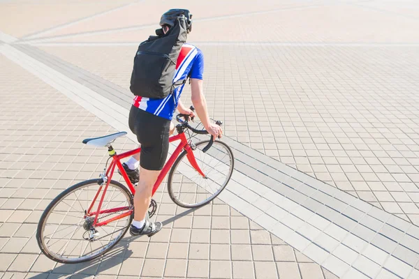 Ciclista Com Uma Mochila Nas Costas Monta Uma Bicicleta Vermelha — Fotografia de Stock