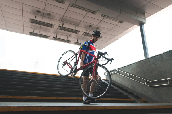 Radler Sportkleidung Steigt Mit Dem Fahrrad Der Hand Die Treppe — Stockfoto