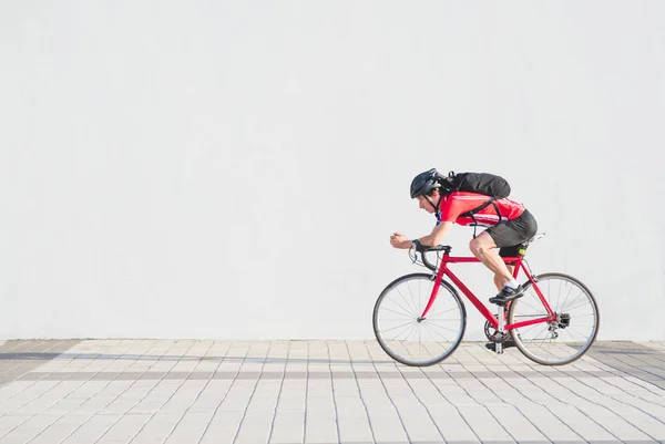 Foto Vista Lateral Ciclista Profissional Sportswear Vermelho Capacete Andando Bicicleta — Fotografia de Stock