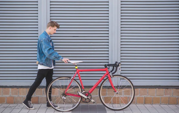 Elegante Giovanotto Giacca Jeans Una Bicicletta Sfondo Grigio Ritratto Istera — Foto Stock