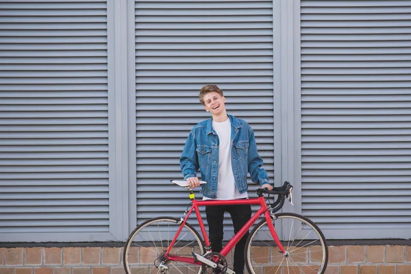 Ritratto Giovane Elegante Felice Giacca Jeans Bicicletta Rossa Sullo Sfondo — Foto Stock