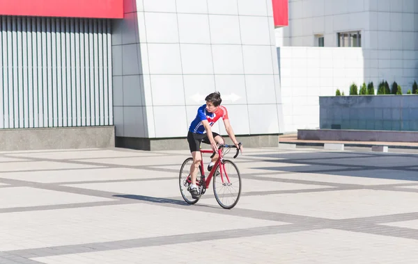 在现代建筑背景下骑自行车的骑车人的肖像 在城里骑车散步 体育理念 — 图库照片