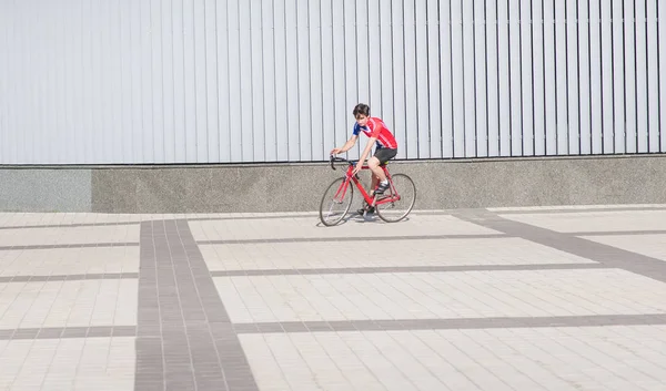 Jovem Ciclismo Passeios Roupas Uma Estrada Bicicleta Vermelha Fundo Uma — Fotografia de Stock