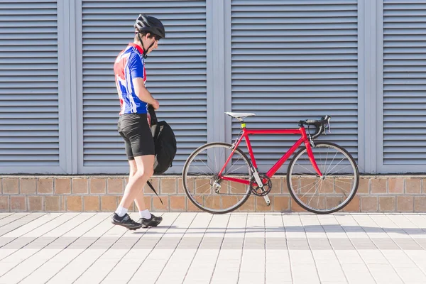 Der Mann Ist Radfahrer Sportkleidung Und Mit Helm Und Rotem — Stockfoto