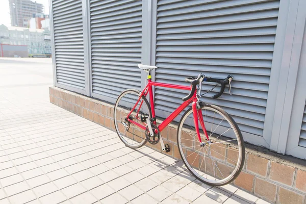 Bela Bicicleta Estrada Vermelha Fica Perto Uma Parede Cinza — Fotografia de Stock