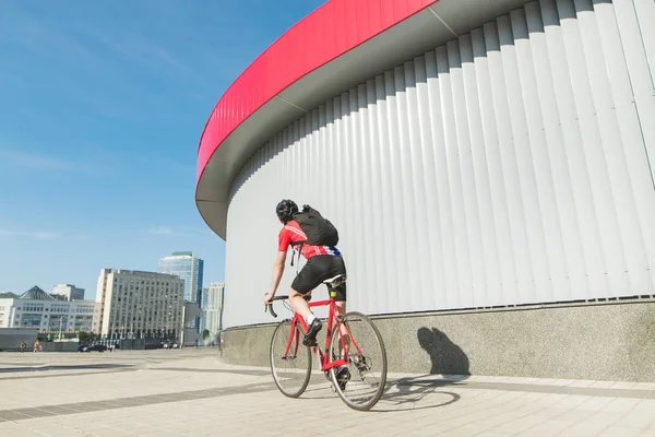 Back Cyclist Riding Red Road Bike Backdrop City Modern Architecture — Stock Photo, Image