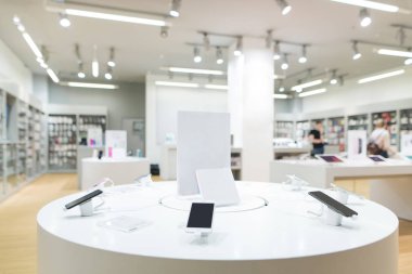 Akıllı modern elektronik mağaza vitrin. Bir cep telefonu satın. Pek çok akıllı teknoloji mağaza raf.