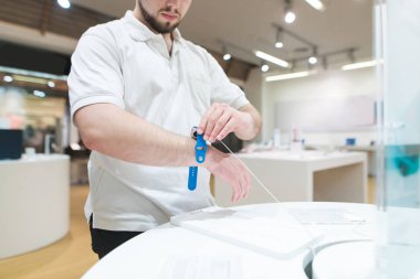Adam akıllı bir saat yandan ışık elektronik mağazasından de çalışır. Seçme ve akıllı bir seyretmek bir modern teknoloji mağaza satın. Akıllı izle concept