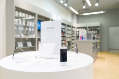 Akıllı telefonlar üzerinde modern elektronik mağazasından bir vitrin. Smartphone bir ışık teknik mağaza arka plan üzerinde.