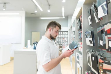 Adam elektronik mağazasında ve aksesuarları gadget'lar için seçer. Teknoloji depodaki aksesuarları satın alma.