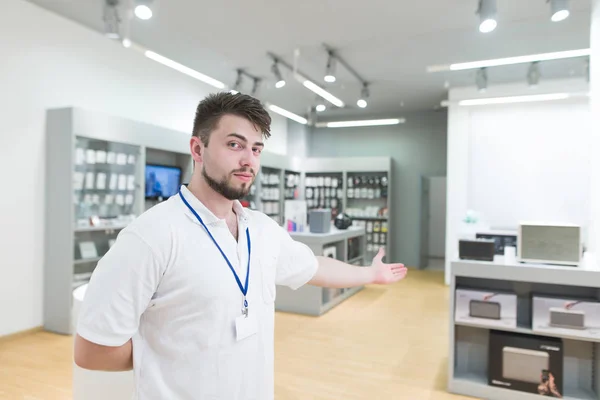 Consulente Trova Nel Luminoso Negozio Elettronica Moderna Invita Con Una — Foto Stock