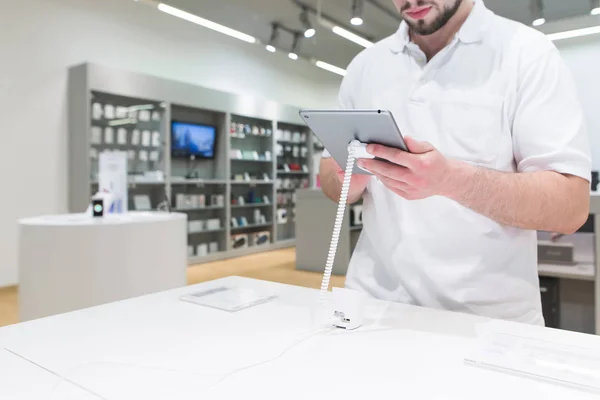 Kupující Použije Tablet Obchodě Elektronikou Tablet Rukou Člověka Zaměřit Tabletu — Stock fotografie