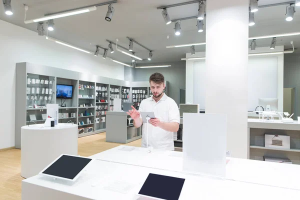 Man Buyer Buys Tablet Electronics Store Handsome Man Stands Technology — Stock Photo, Image