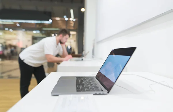 Laptop Steht Schaufenster Der Elektronik Auf Dem Rücken Des Käufers — Stockfoto