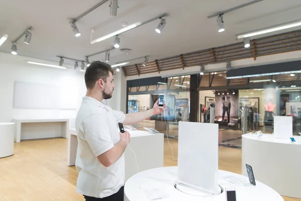 Comprador Faz Sephi Smartphone Loja Eletrônicos Testa Câmera Frontal Escolher — Fotografia de Stock