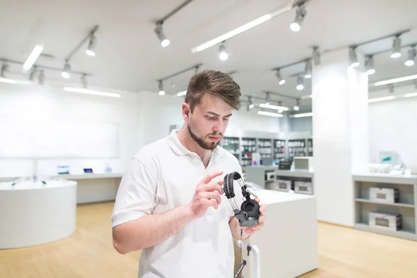 Bir Teknoloji Mağazası Elinde Kulaklık Arıyorum Yakışıklı Bir Adam Portresi — Stok fotoğraf