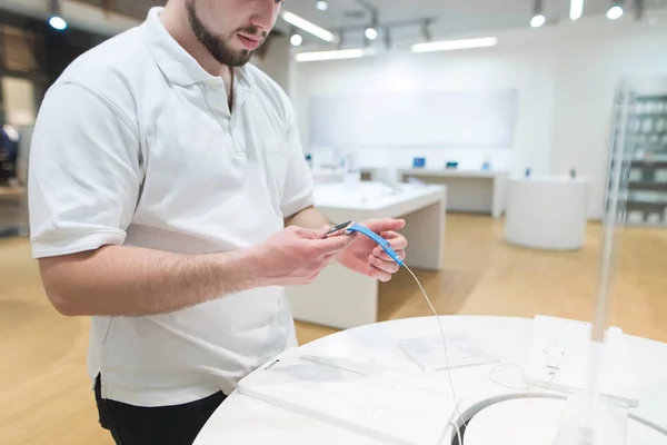 Man Vit Shirt Står Elektronikaffär Och Innehar Smart Klocka Händerna — Stockfoto