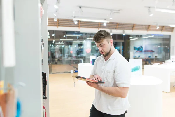 Comprador Accesorios Para Gadgets Sus Manos Está Tienda Electrónica Luz — Foto de Stock