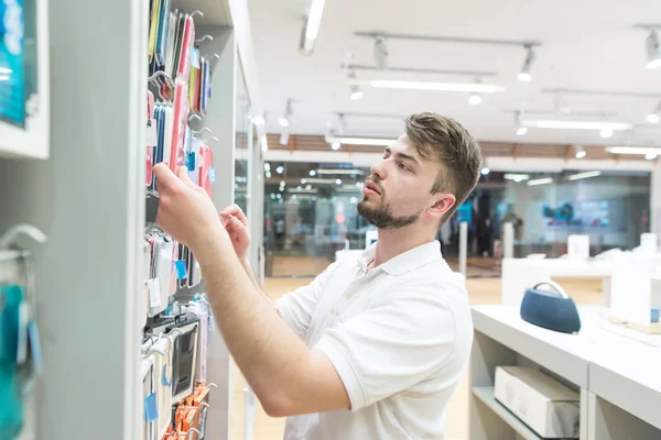 Compra Accesorios Para Smartphone Una Tienda Tecnología Comprador Elige Una — Foto de Stock