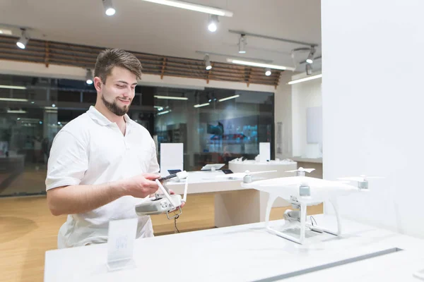 Happy Man Nel Negozio Tecnologia Con Controller Drone Mano Sorride — Foto Stock