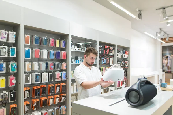 Mann Mit Großer Musiksäule Steht Technikladen Der Zubehörabteilung Gadgets Technikladen — Stockfoto