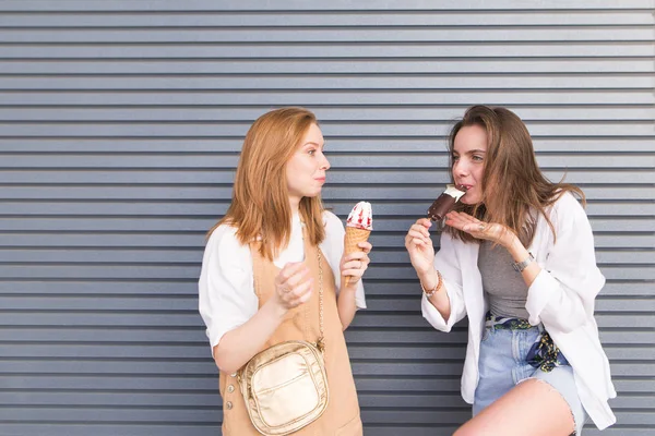 Ritratto Due Ragazze Attraenti Ragazze Abiti Leggeri Alla Moda Piedi — Foto Stock