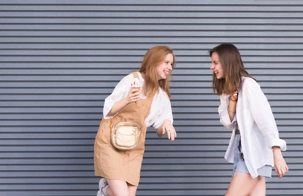 Dois Sorrindo Menina Feliz Parede Fundo Livre Dois Amigos Estão — Fotografia de Stock