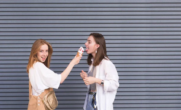 Rapariga Come Gelado Mão Amiga Duas Amigas Sorvete Felizes Elegantes — Fotografia de Stock