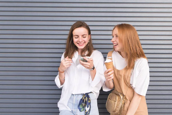 Dois Sorrindo Menina Feliz Parede Fundo Livre Dois Amigos Estão — Fotografia de Stock