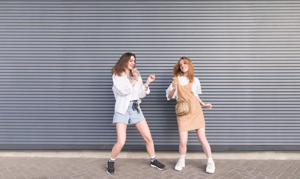 Дві Молоді Подружки Стильному Одязі Танцюють Сірому Фоні Портрет Двох — стокове фото