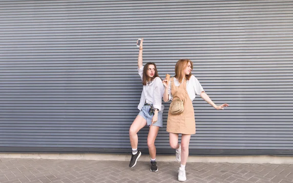 Two Fashionable Young Girlfriends Dance Gray Background Portrait Full Grown — Stock Photo, Image