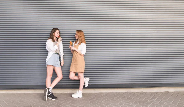 Deux Copines Positives Vêtements Légers Sont Sur Fond Gris Avec — Photo