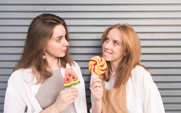 Portrait Rapproché Deux Jolies Petites Amies Avec Des Sucettes Dans — Photo