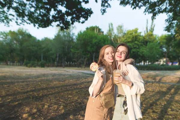 Lindo Mejores Novias Abrazo Parque Mirar Cámara Atractiva Chica Con —  Fotos de Stock