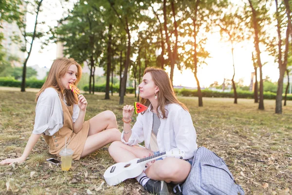 Portré Barátnője Parkban Egy Nyári Este Miután Többi Vonzó Lány — Stock Fotó