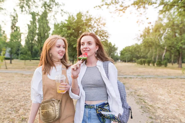 Két Boldog Aranyos Barátnő Sétát Parkban Kültéri Álló Két Szép — Stock Fotó
