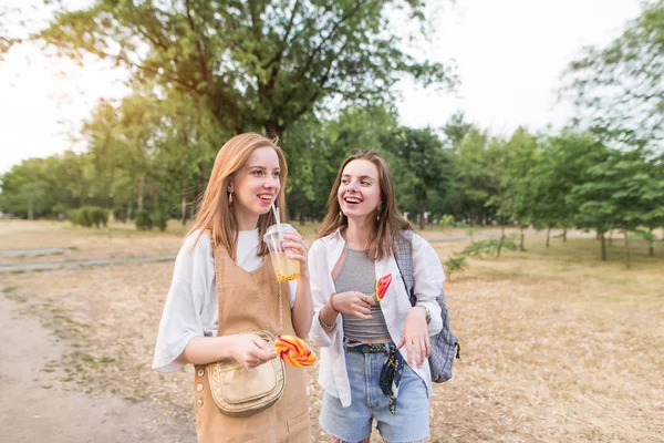 Mosolyogva Nyalókák Limonádé Vonzó Lány Portréja Sétál Parkban Boldog Elegáns — Stock Fotó