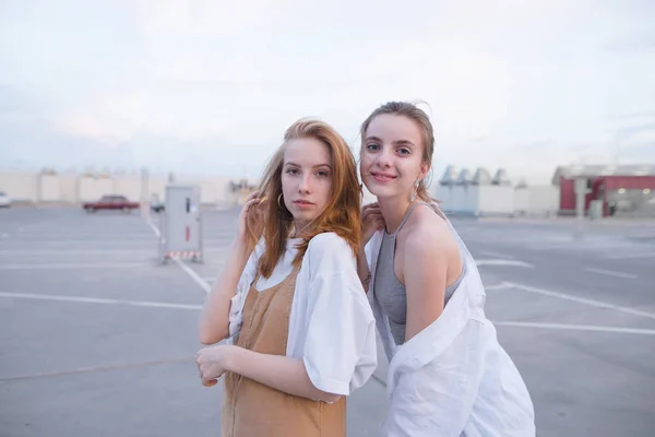 Duas Garotas Atraentes Estão Fundo Cidade Olhando Para Câmera Retrato — Fotografia de Stock